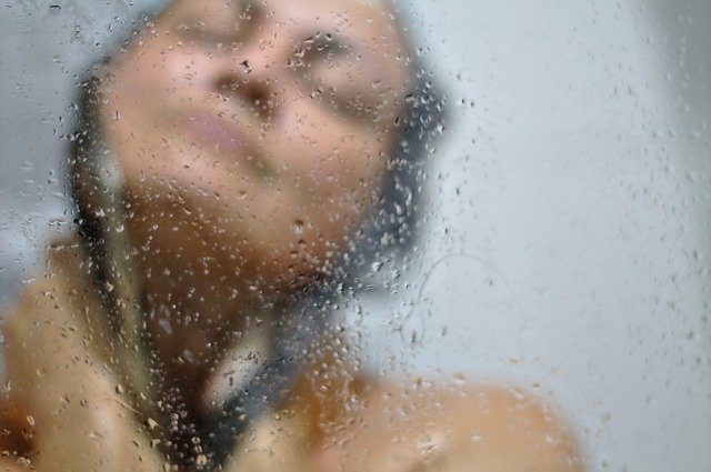 jeune femme qui prend une douche